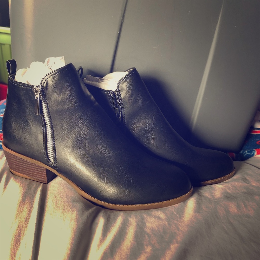 NWT.   Chellysun Black size 10 (41) booties.